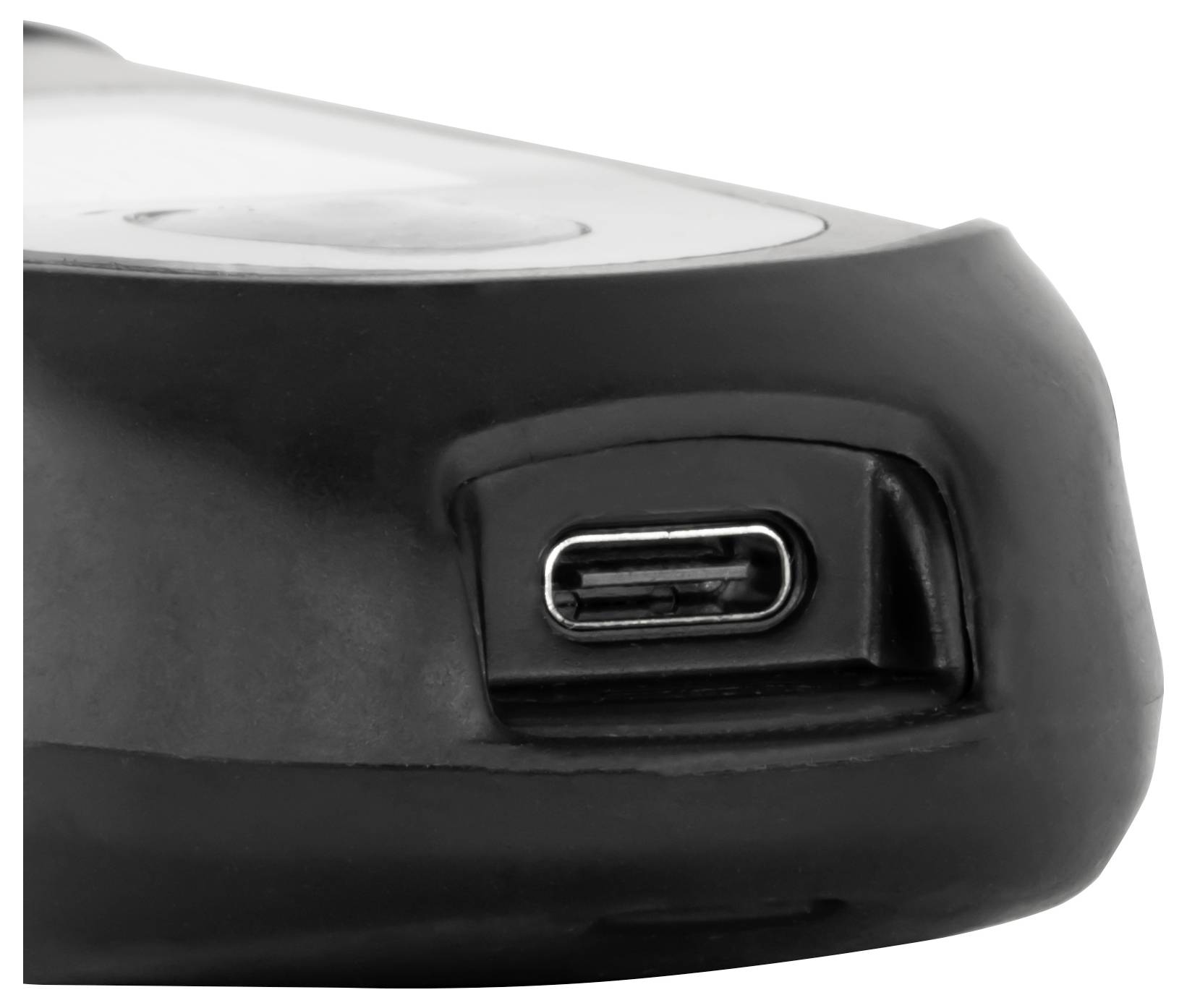 Nahaufnahme eines schwarzen Geräts mit einem USB-C-Ladeanschluss an der Seite.