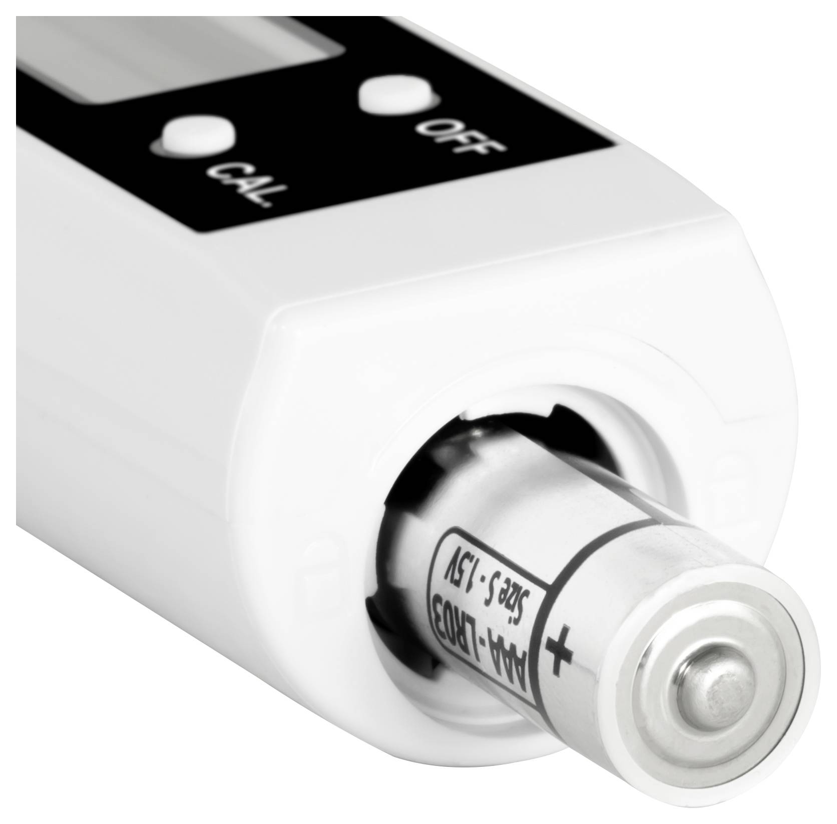 Nahaufnahme eines tragbaren Geräts mit eingelegter Batterie, die oben die Tasten 'CAL' und 'OFF' zeigt.