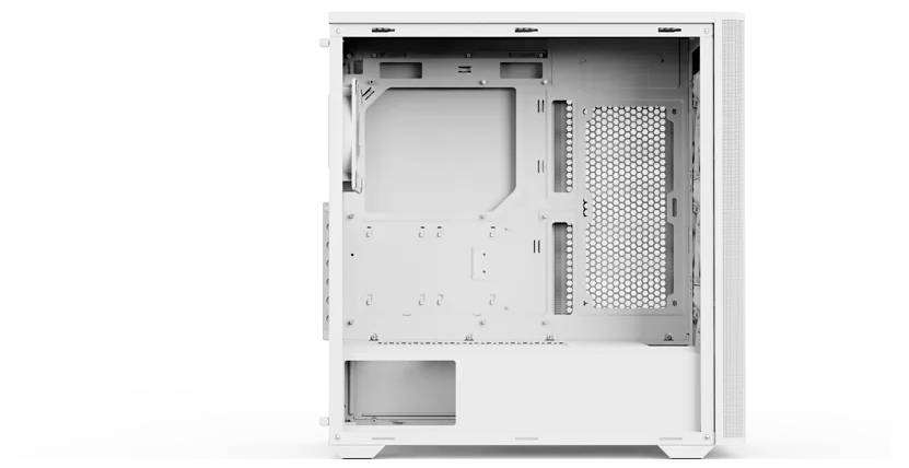 Weißes Computergehäuse mit entfernter Seitenklappe, die Innenräume und Lüfterhalterungen zur Kühlung und Hardware-Installation zeigt.