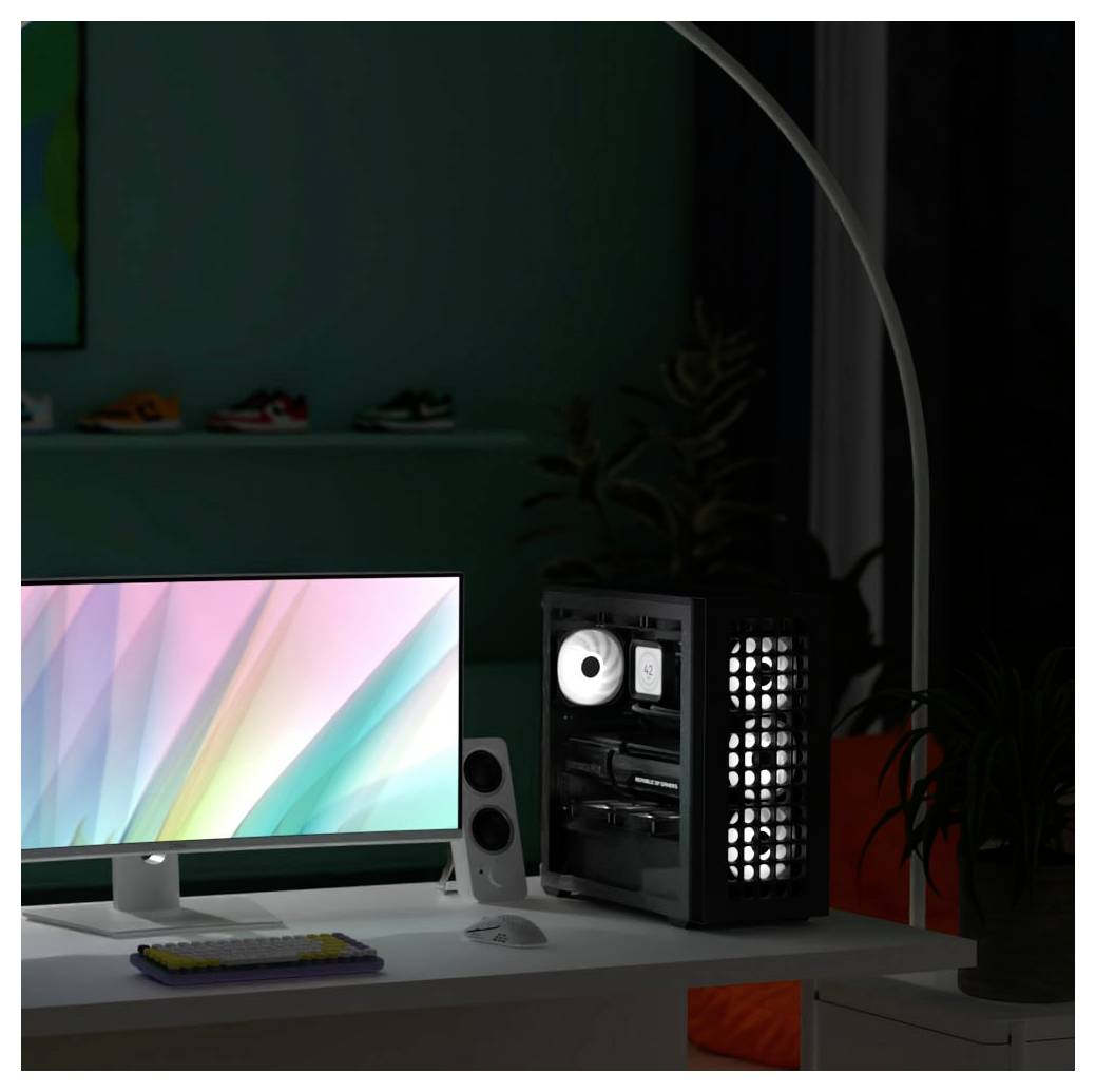 Eine moderne Computereinrichtung mit einem leuchtenden Desktop-Tower und einem Breitbildmonitor, der einen bunten abstrakten Hintergrund zeigt, in einem dunklen Raum.