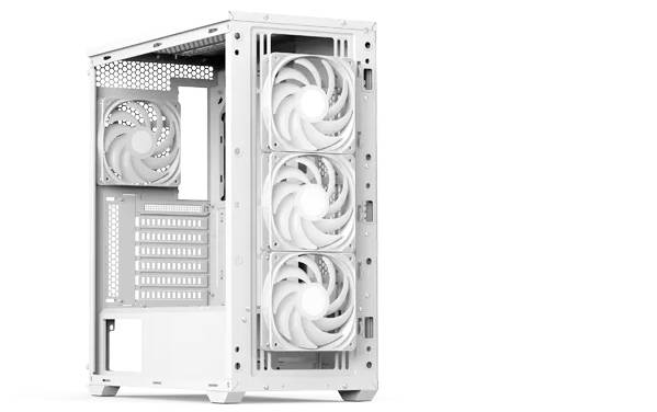 Weißes Computer-Tower-Gehäuse mit drei frontmontierter Kühlventilatoren und einem hinten montierten Lüfter, entwickelt für verbesserte Luftzirkulation und Wärmemanagement.