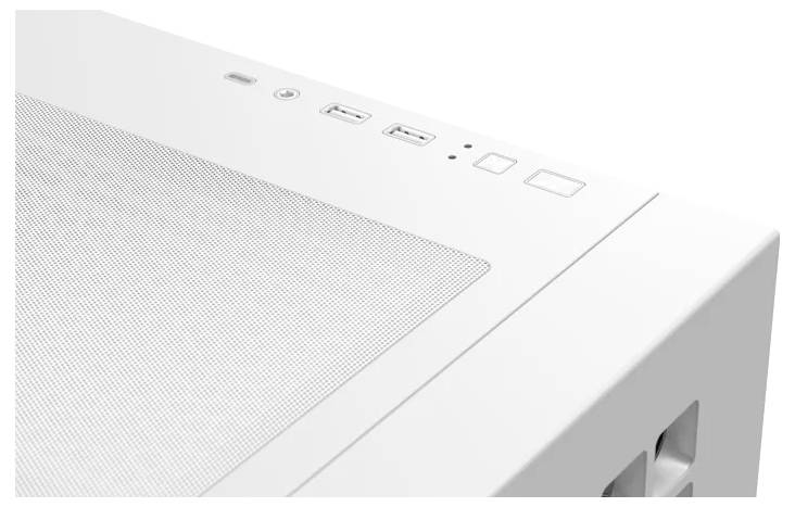 Nahaufnahme einer Ecke eines weißen Computergehäuses mit oberer Bedienplatte, die den Einschaltknopf, Anschlüsse und Lüftungsgitter zeigt.