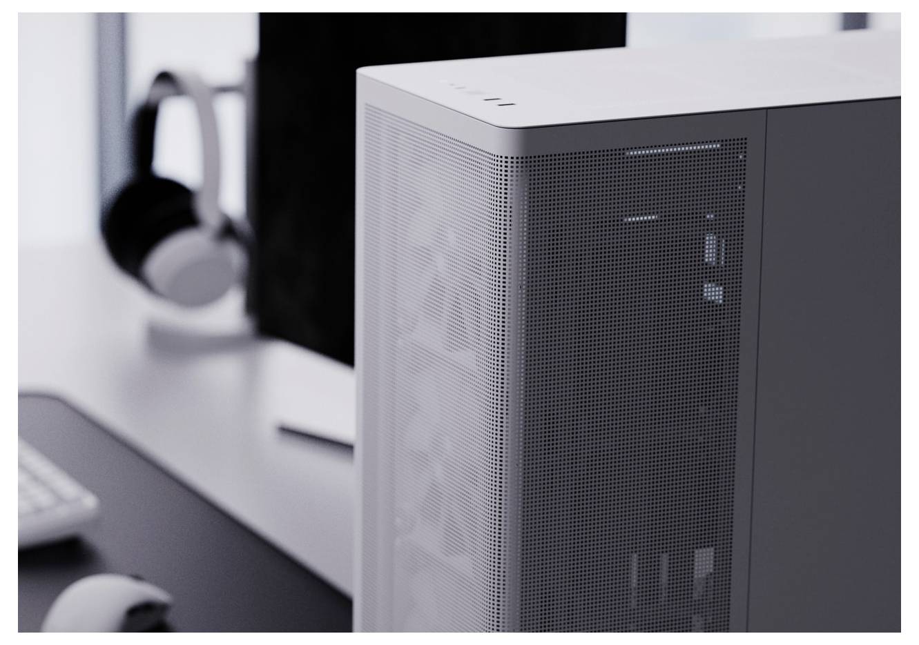 Ein schlanker, weißer Computertower mit einem Frontpanel aus Gitter steht auf einem Schreibtisch. Ein Monitor und Kopfhörer sind im Hintergrund teilweise zu sehen.