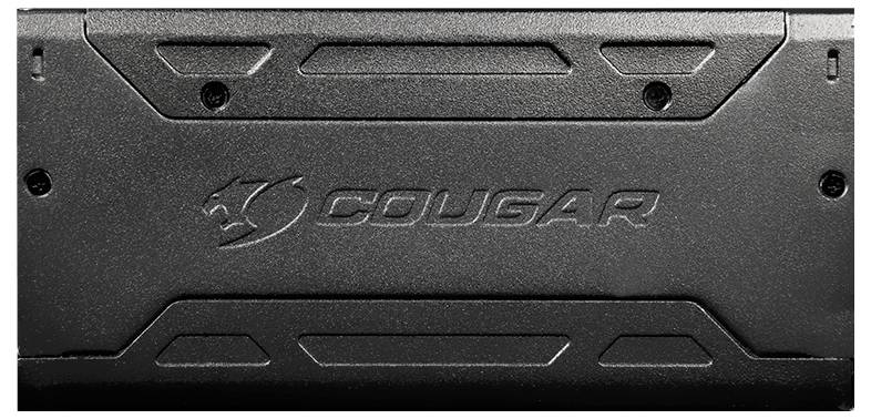 Schwarzes Gehäuseteil mit eingeprägtem 'COUGAR'-Logo in der Mitte. Robuste, metallische Oberfläche mit Schrauben an den Ecken.