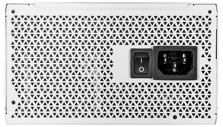 Rückseite eines Computer-Netzteils mit Power-Schalter und Netzkabelanschluss, umgeben von einer perforierten Abdeckung.
