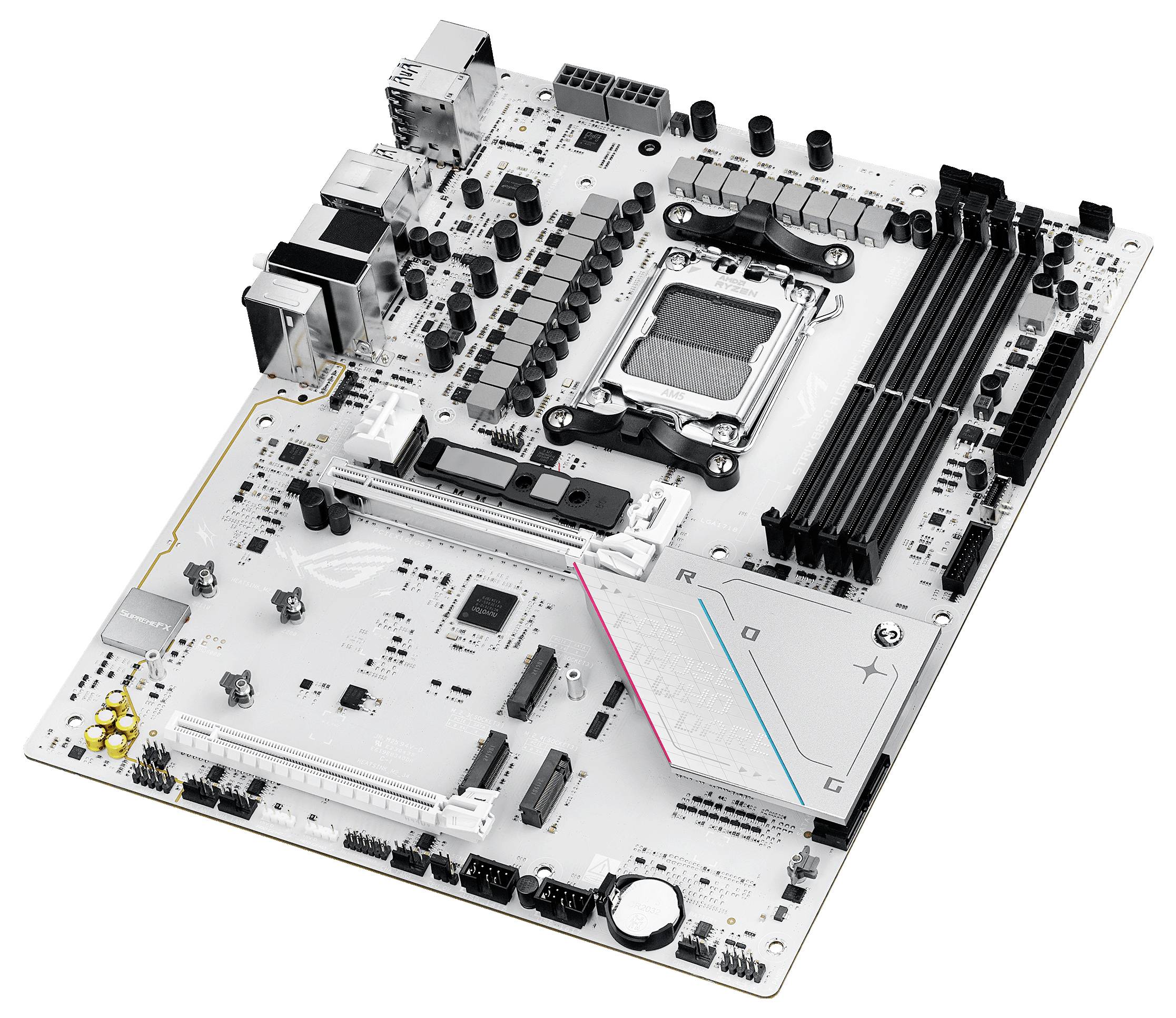Eine Computer-Mainboard-Platine mit mehreren Steckplätzen, Anschlüssen und Schaltkreisen. Sie ist großteils weiß und zeigt verschiedene Komponenten.