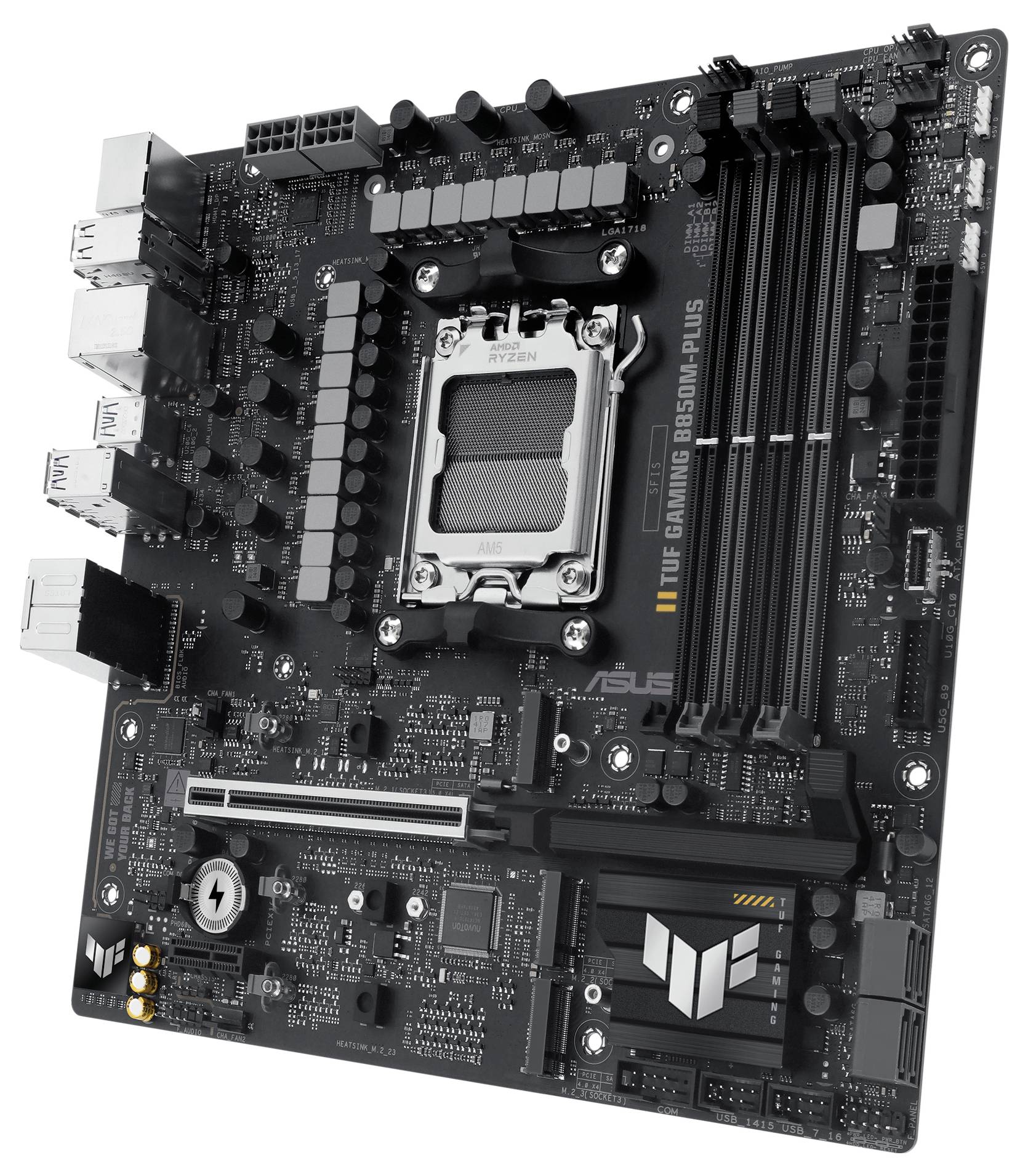 'ASUS TUF Gaming B560M-Plus Mainboard' in schräger Perspektive. Zeigt verschiedene Anschlüsse und Komponenten für Computerbau.