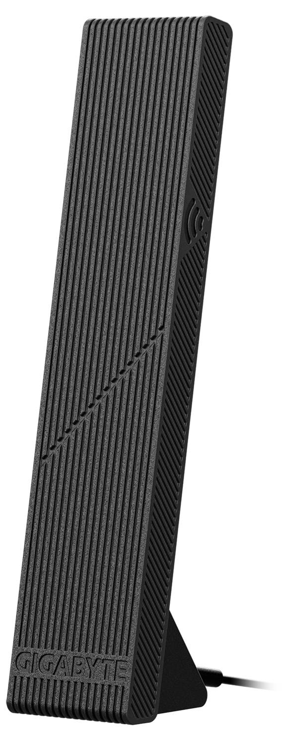 Schwarze, schmale externe WLAN-Antenne mit geripptem Design, stehend auf einem Tisch, Markenname 'GIGABYTE' unten sichtbar.