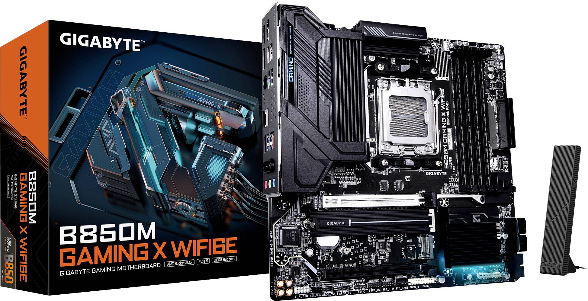 Ein Gigabyte B850M Gaming X WiFi 6E Motherboard neben seiner Verpackung. Enthält Kühlkörper, Steckplätze und WiFi-Antenne.