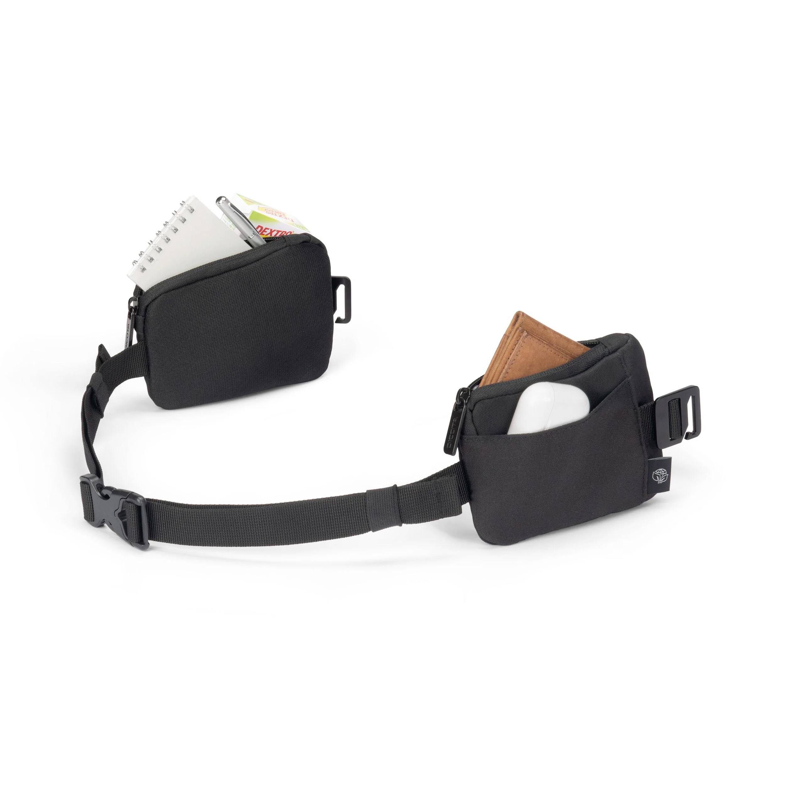 Zwei schwarze Gürteltaschen, eine mit Notizbuch und Snacks, die andere mit Geldbörse und Telefon.