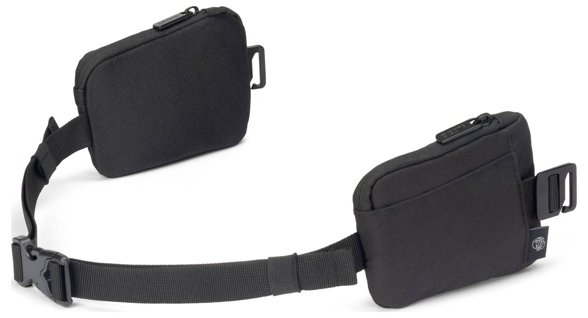 Schwarze Gürteltasche mit zwei Reißverschlusstaschen, verbunden durch einen verstellbaren Gurt mit Schnallenverschluss.