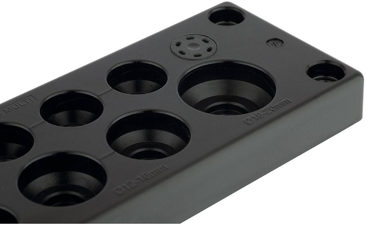 Mehrloch-Dichtstopfen in schwarzer Kunststoffplatte mit verschiedenen Lochgrößen zur Kabelführung.