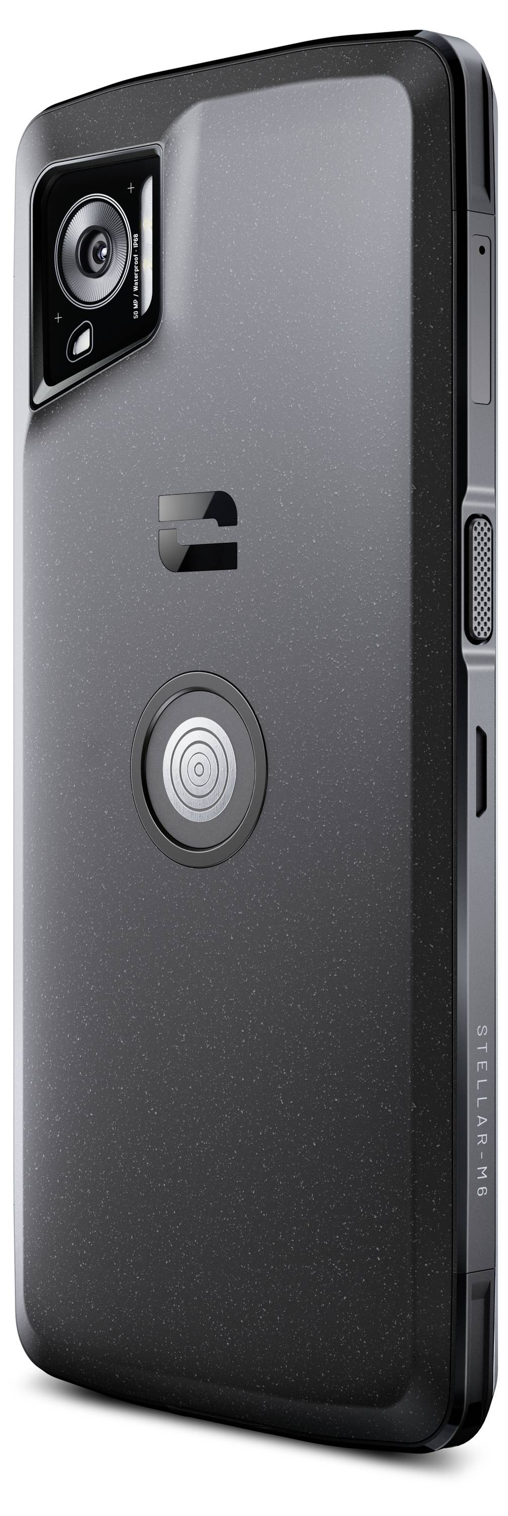 Ein modernes Smartphone mit geneigter Rückansicht, Kameramodul oben links und einem zentrierten, runden Logo.