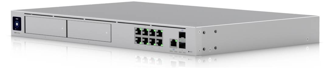 Ein silberner Netzwerk-Switch mit mehreren Ethernet-Ports und einem leuchtenden Ein-/Ausschalter auf der linken Seite.