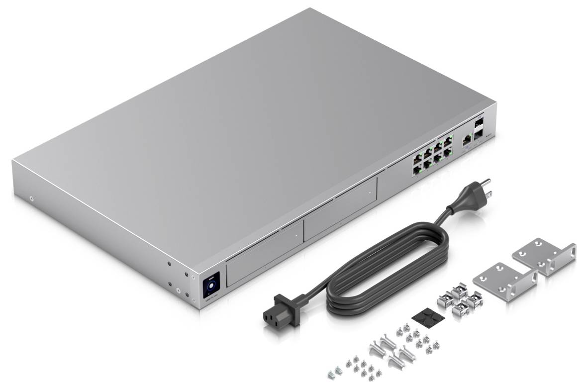 Silberfarbener Netzwerk-Switch mit mehreren Ethernet-Anschlüssen, Netzadapter, Montageklemmen und Schrauben, alles auf weißem Hintergrund.