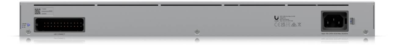 Rückseite eines elektronischen Geräts mit zahlreichen Steckplätzen und einem Stromanschluss. Herstellerinformation aufgedruckt.