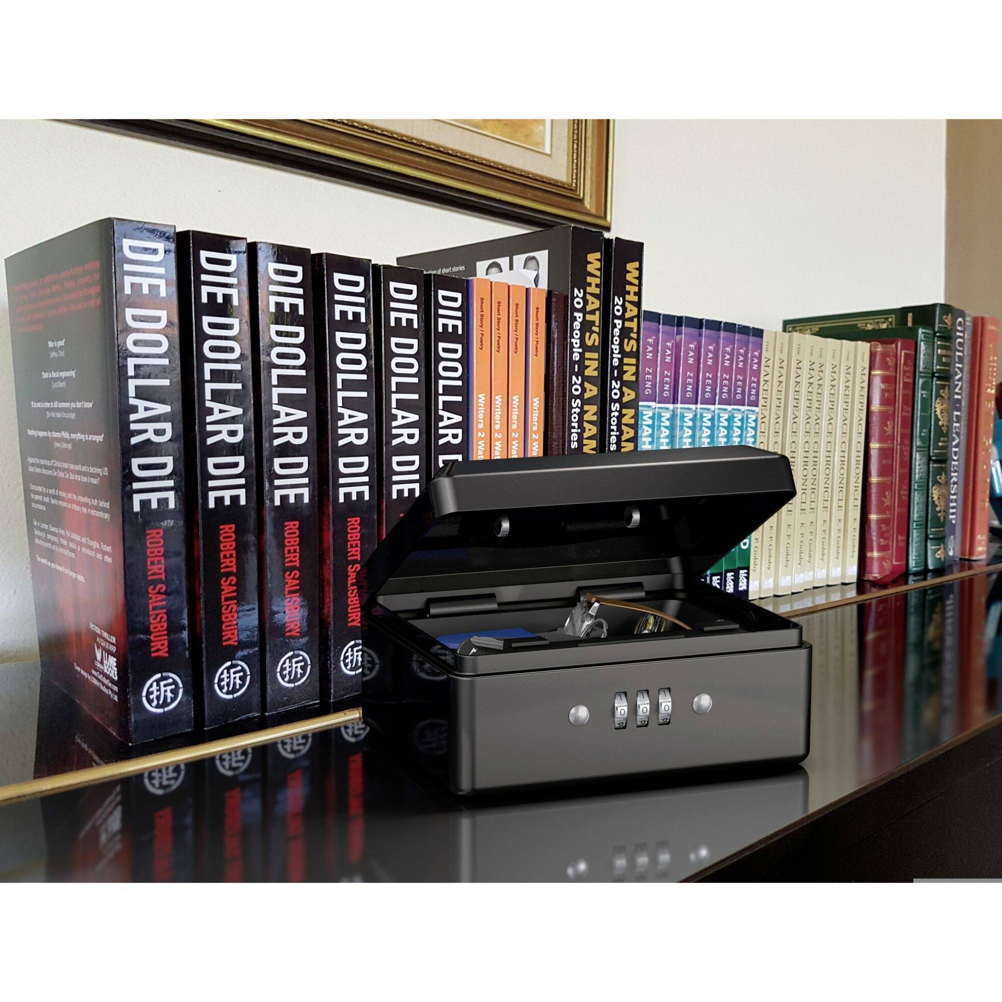 Ein geöffneter Safe auf einem Regal, umgeben von Thrillerromanen. Im Safe befinden sich eine Uhr und ein Schlüsselbund.