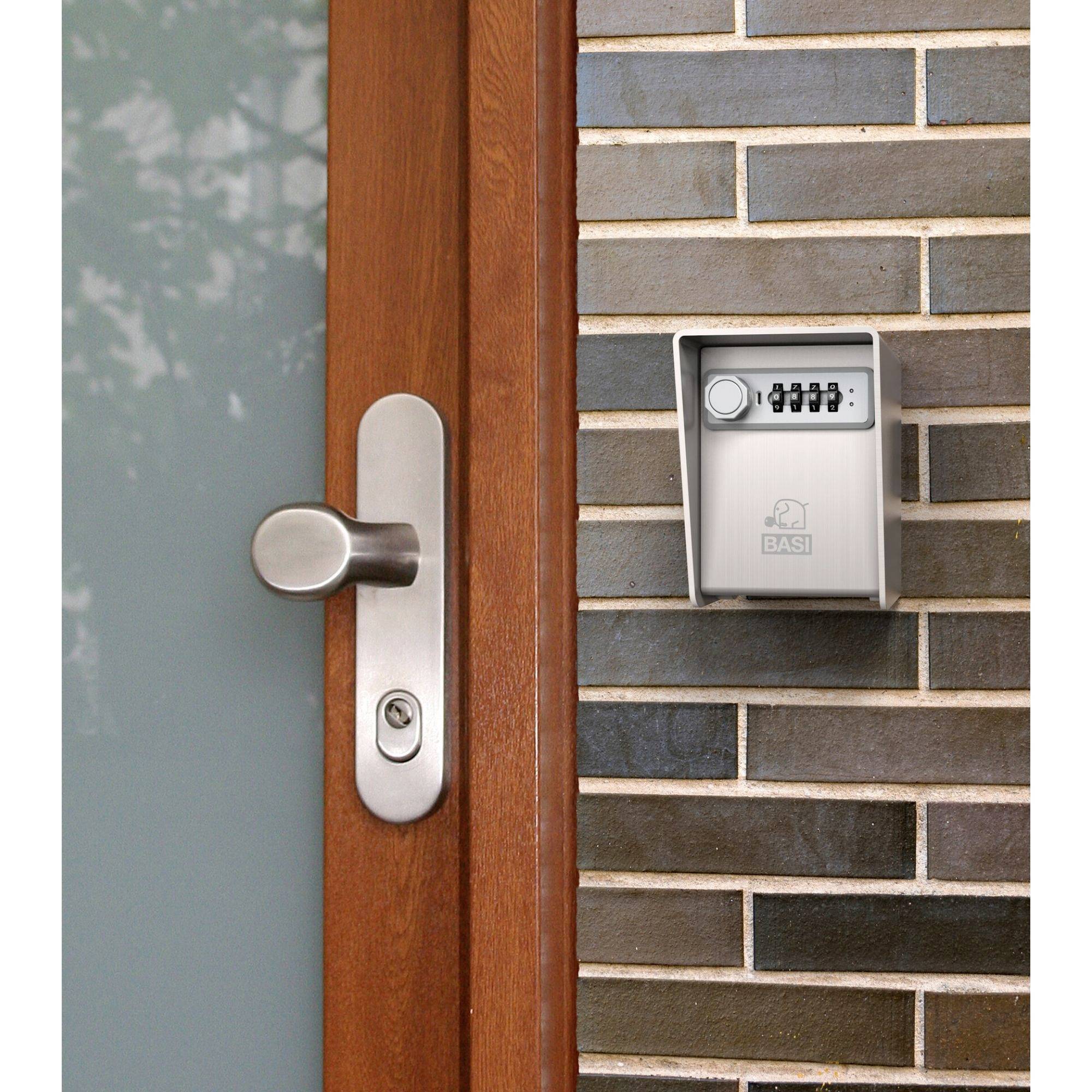 Tür mit Metallgriff und Zahlenschloss an der Ziegelwand daneben.