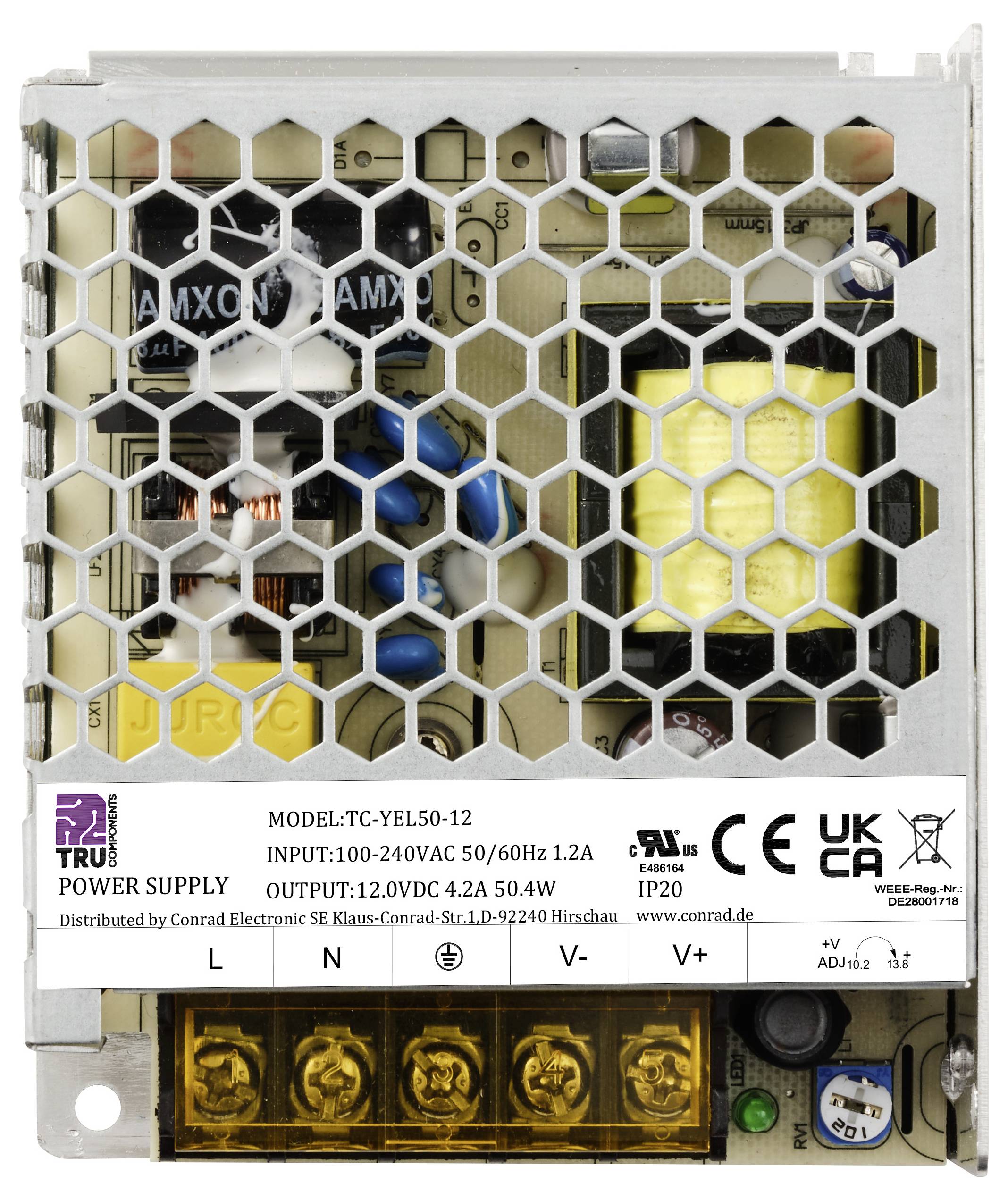 Netzteil mit grauem Metallgehäuse, sichtbaren elektronischen Komponenten und Lüftungsgittern. Aufkleber zeigt Modell, Eingangs- und Ausgangsspannungen und Zertifizierungen.