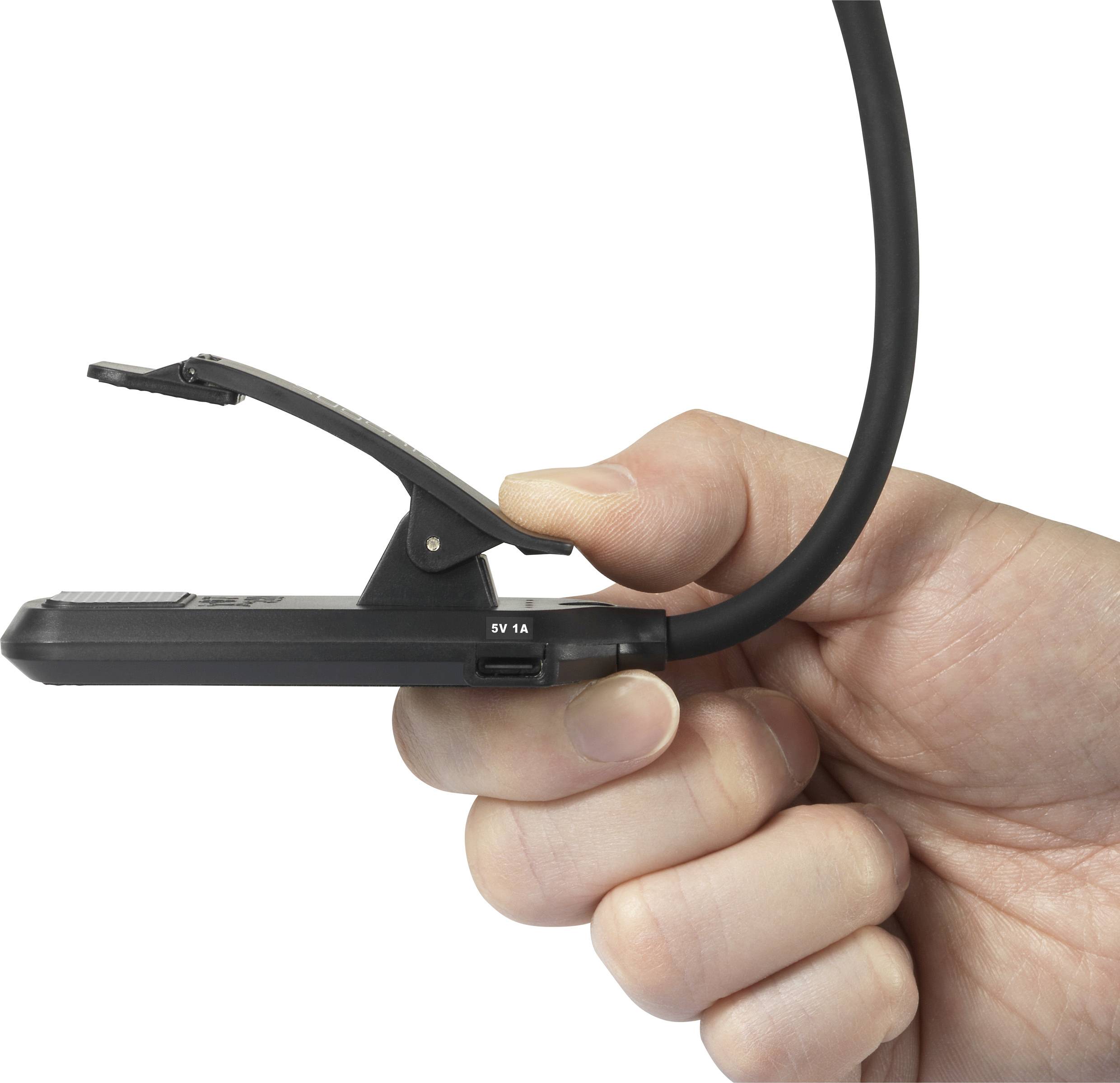 Eine Hand hält eine flexible Leselampe mit Clip, ideal zur Befestigung an einem Buch oder E-Reader.