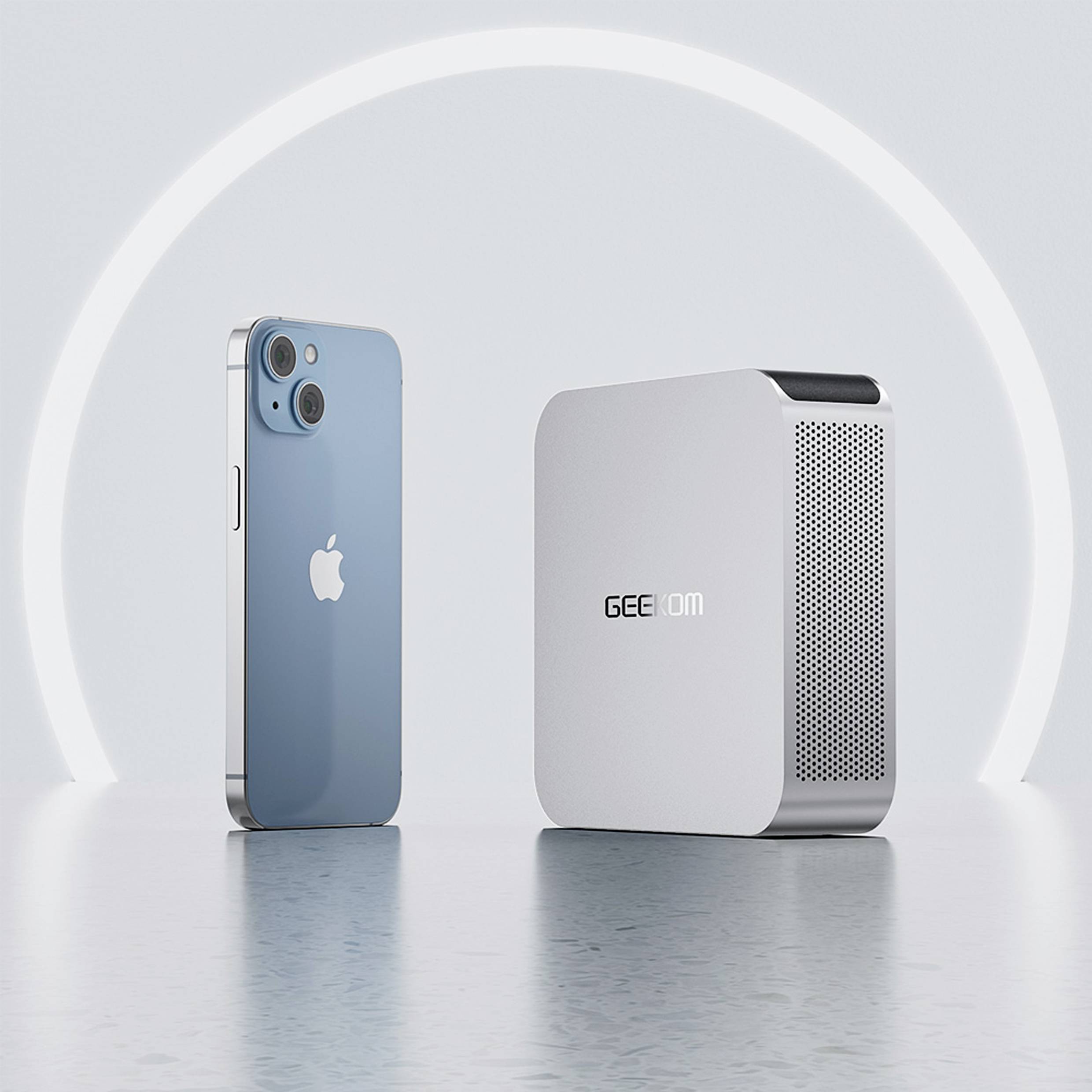 Ein silbernes Smartphone mit Apfellogo steht neben einem weißen, würfelförmigen Lautsprecher auf einem glänzenden Tisch vor hellem Hintergrund.