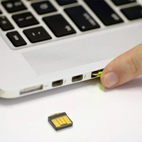 Yubico USB Passwort Manager Stick YubiKey 5 Nano Schwarz/Gold 5060408461457 Yubico USB Passwort Manager Stick YubiKey 5 Nano Schwarz/Gold 5060408461457