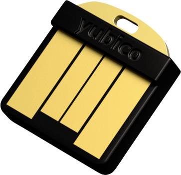 Ein schwarzer und goldener USB-Schlüssel, durch den ein Schlüsselbund durchpasst, mit dem markanten Namen einer Sicherheitsfirma.