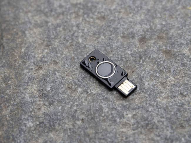 Yubico USB Passwort Manager Stick YubiKey Bio (FIDO Edition) Schwarz/Gold 5060408464168