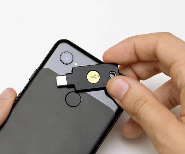 Yubico USB Passwort Manager Stick YubiKey 5C NFC FIPS Schwarz/Gold 5060408464236