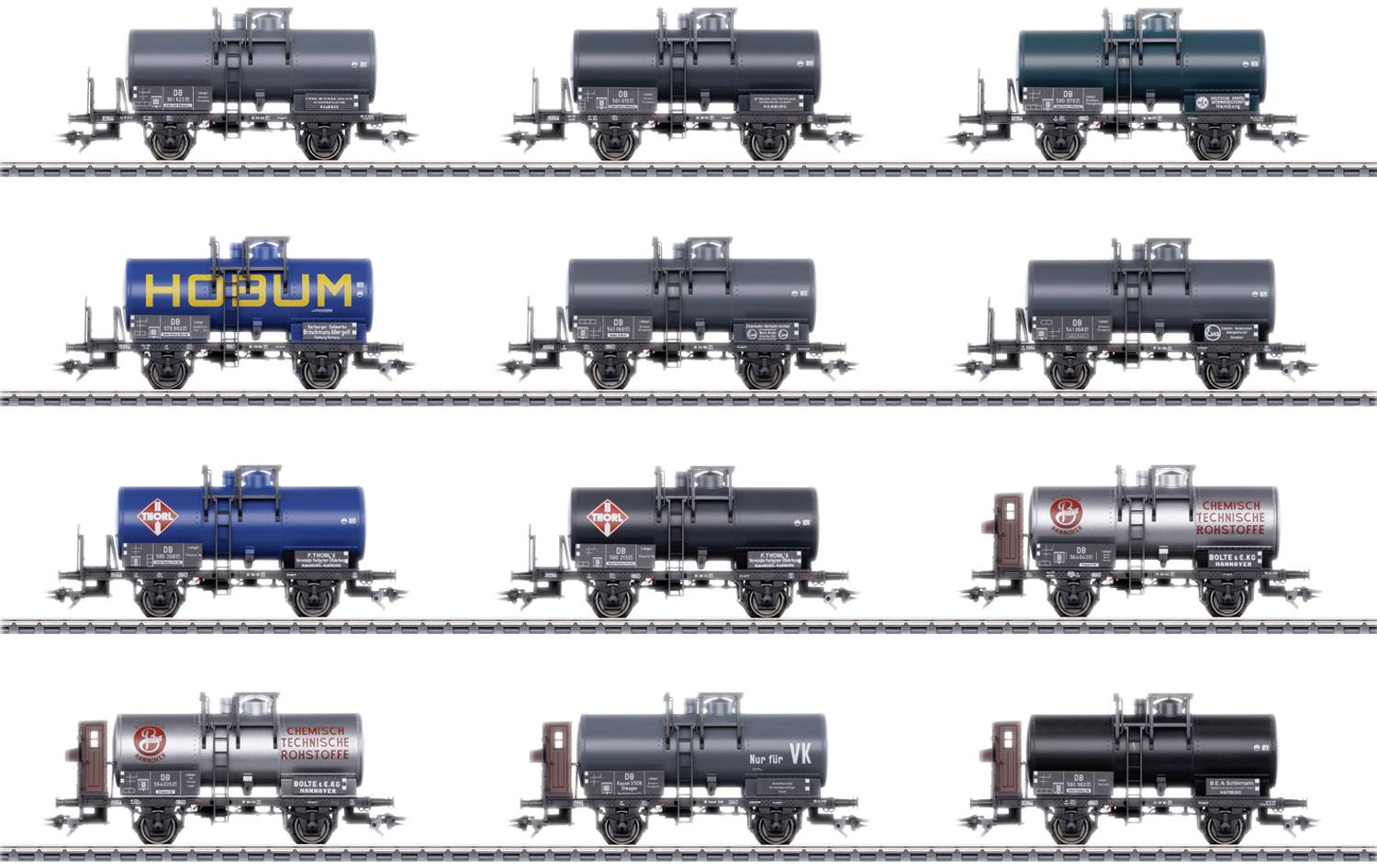 Zwölf Modelleisenbahn-Tankwagen in verschiedenen Farben und Designs, aufgereiht in vier Reihen mit drei Wagen pro Reihe.