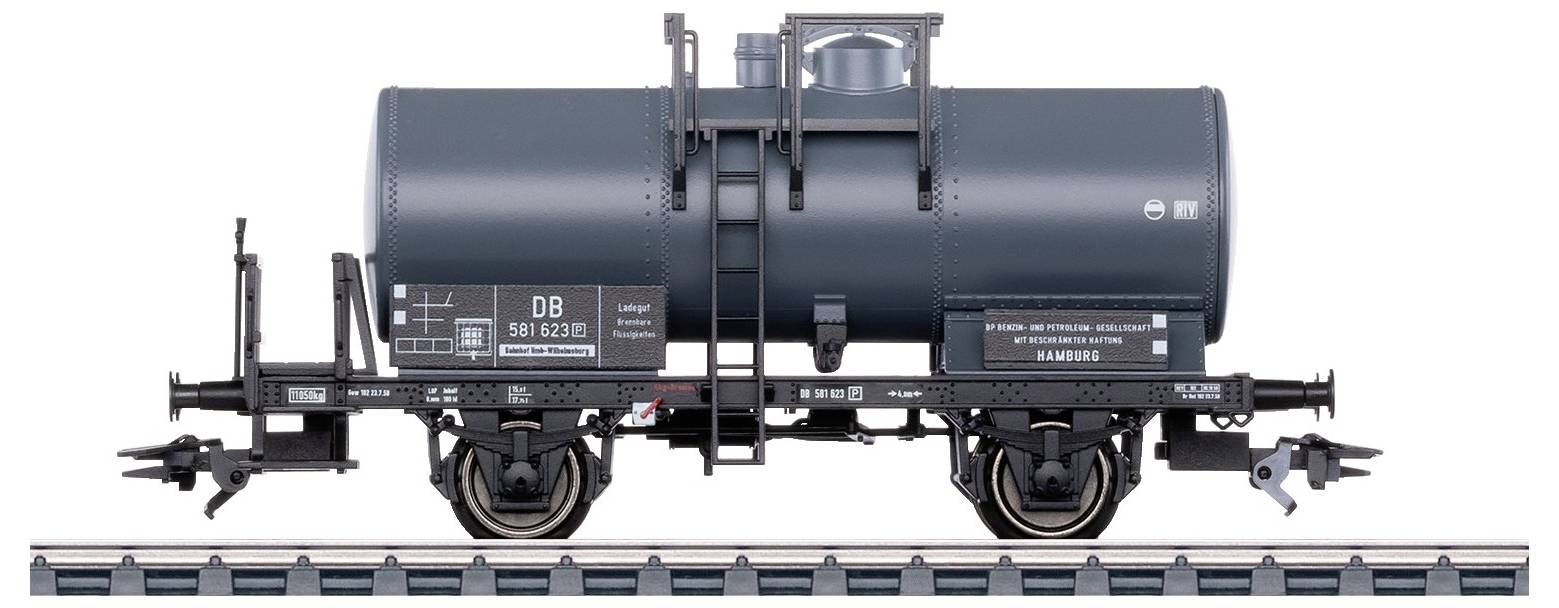 Ein schwarzer Kesselwagen der Deutschen Bahn steht auf einem Schienenstück. Der Wagen hat Beschriftungen mit technischen Spezifikationen.