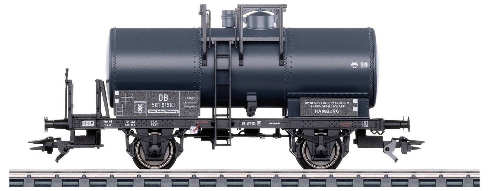 Ein Modellbau-Güterwaggon: schwarzer Kesselwagen mit der Aufschrift 'DB', auf einem Gleis stehend.