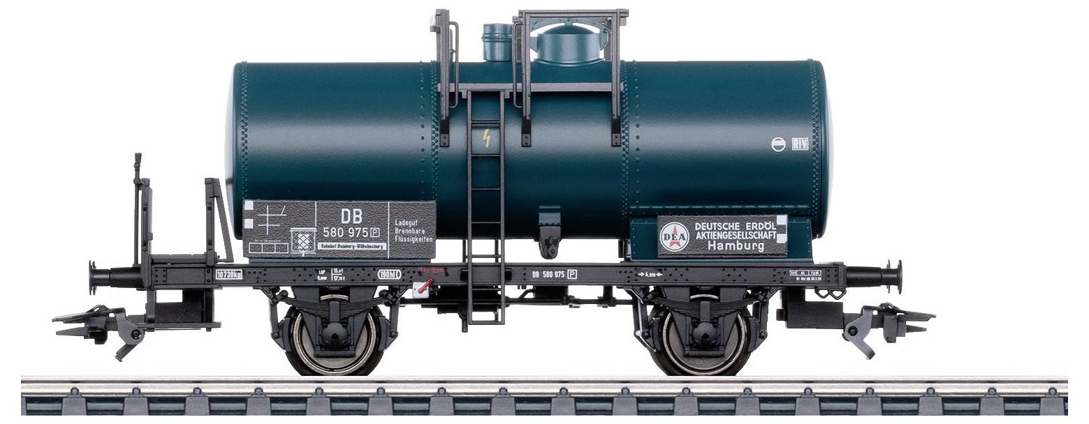 Abgebildet ist ein grüner Güterwaggon auf einem Gleis, wie er von der Deutschen Bahn genutzt wird. Der Waggon ist zylindrisch geformt.