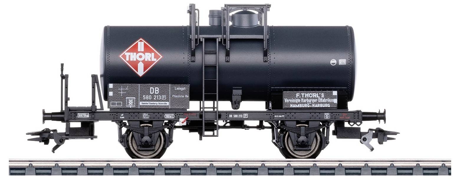 Ein Modell-Güterwaggon auf Schienen, schwarz lackiert mit 'THORL'-Logo, detaillierte Beschriftungen für realistischen Look.