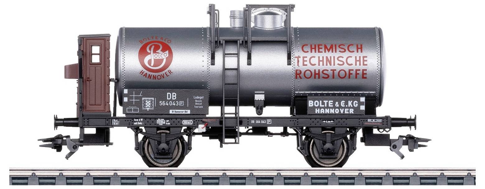Ein Modell eines silbernen Kesselwagens mit der Aufschrift 'Chemisch Technische Rohstoffe' und Firmenlogo, auf einem Gleis stehend.