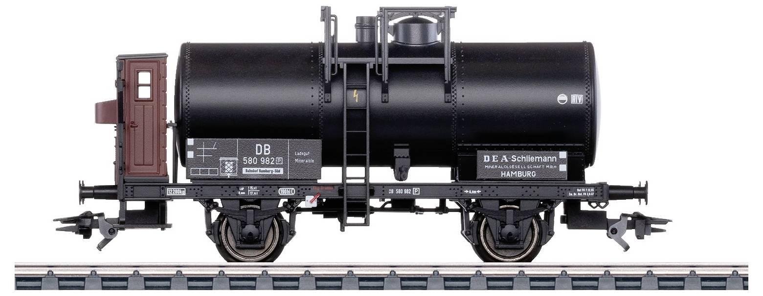 Schwarzer Eisenbahntankwagen der DB mit braunem Bremserhäuschen, steht auf Gleis, Detailaufnahmen zeigen Beschriftungen und Logos.