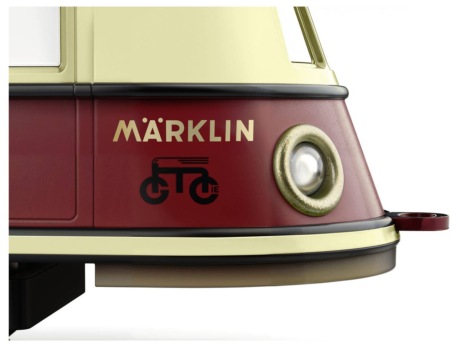 Teilausschnitt eines Modellzuges der Marke Märklin, beige und rot lackiert, mit stilisiertem Fahrradsymbol auf der Seite.