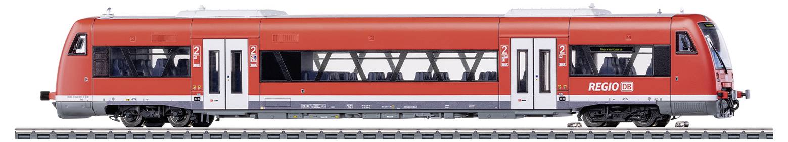Ein roter Regionalzug auf einem Gleis. Sichtbar sind Passagiertüren und große Fenster. Zugnummer und Logo sind auf der Seite.