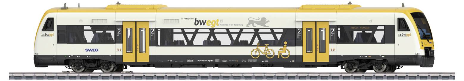 Ein gelb-weißer Zug mit der Aufschrift 'bwegt' steht auf Schienen. Ein Fahrradsymbol und eine Löwenfigur sind auf der Seite sichtbar.