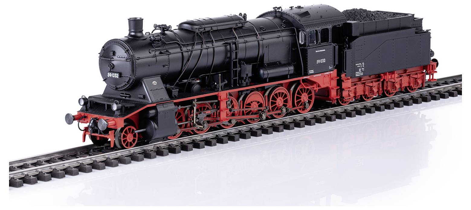 Ein Modell einer schwarzen Dampflokomotive mit roten Rädern auf einem Eisenbahngleis, detailliert dargestellt.