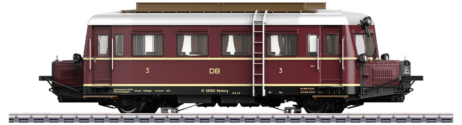 Ein alter, roter Zugwaggon auf Schienen, beleuchtet in einem Studio, mit detailliertem Modellbau von Fenstern und Türen.