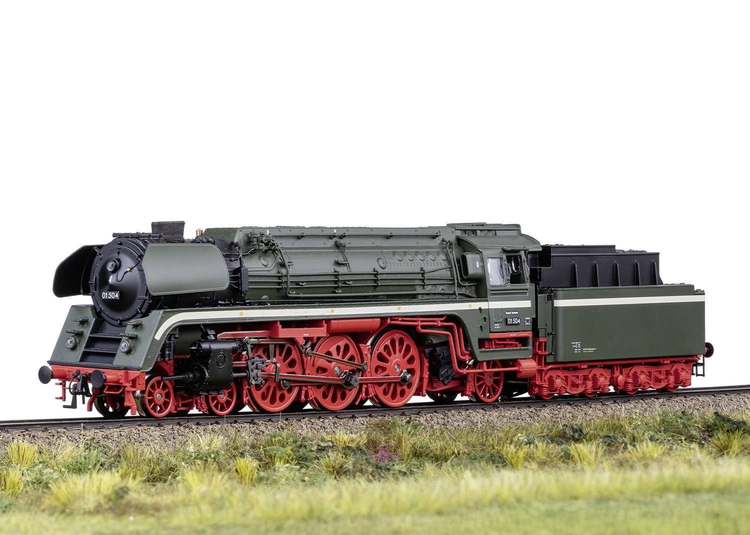 Grüne Dampflokomotive mit roten Rädern auf Gleis, Seitenansicht; zeigt detaillierte Konstruktion und historische Gestaltung.