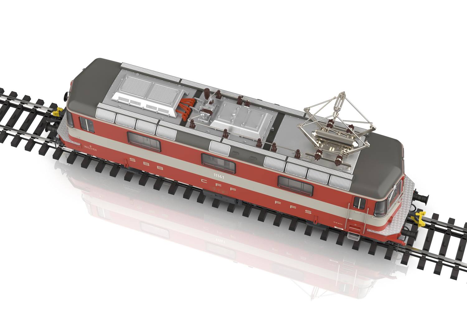 Ein Modell einer roten Lokomotive auf Gleisen, seitlich von oben gesehen. Die Lok hat eine stromabnehmende Oberleitung.