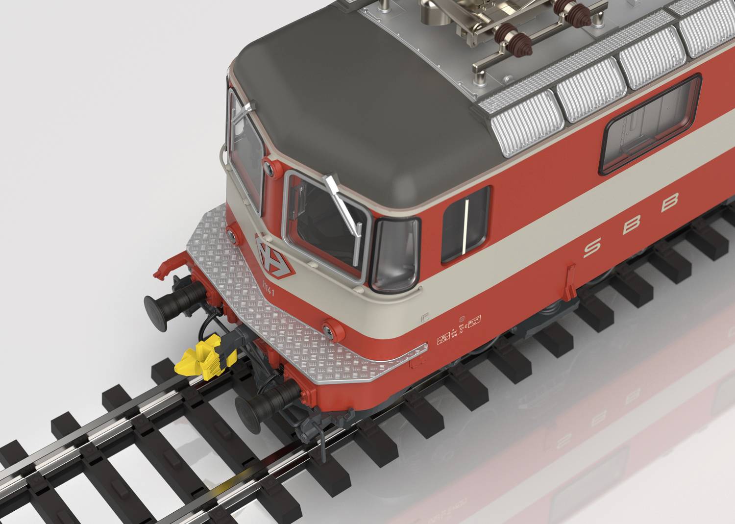 Ein rotes Modell einer SBB-Elektrolokomotive auf Gleisen, von oben gesehen. Klar erkennbare Details umfassen das Logo und die Stromabnehmer.
