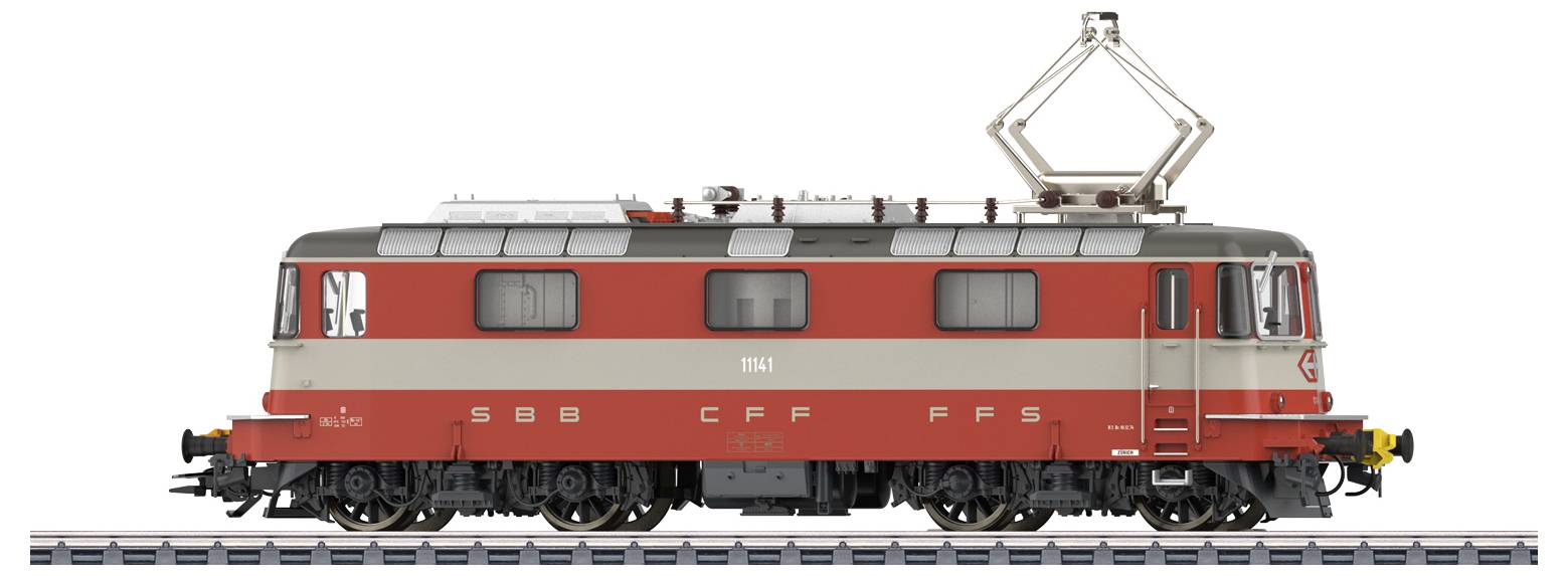 Eine rot-graue Lokomotive der Schweizerischen Bundesbahnen (SBB) auf einem Gleis, Seitenansicht. Sie besitzt ein Stromabnehmer-Dach.