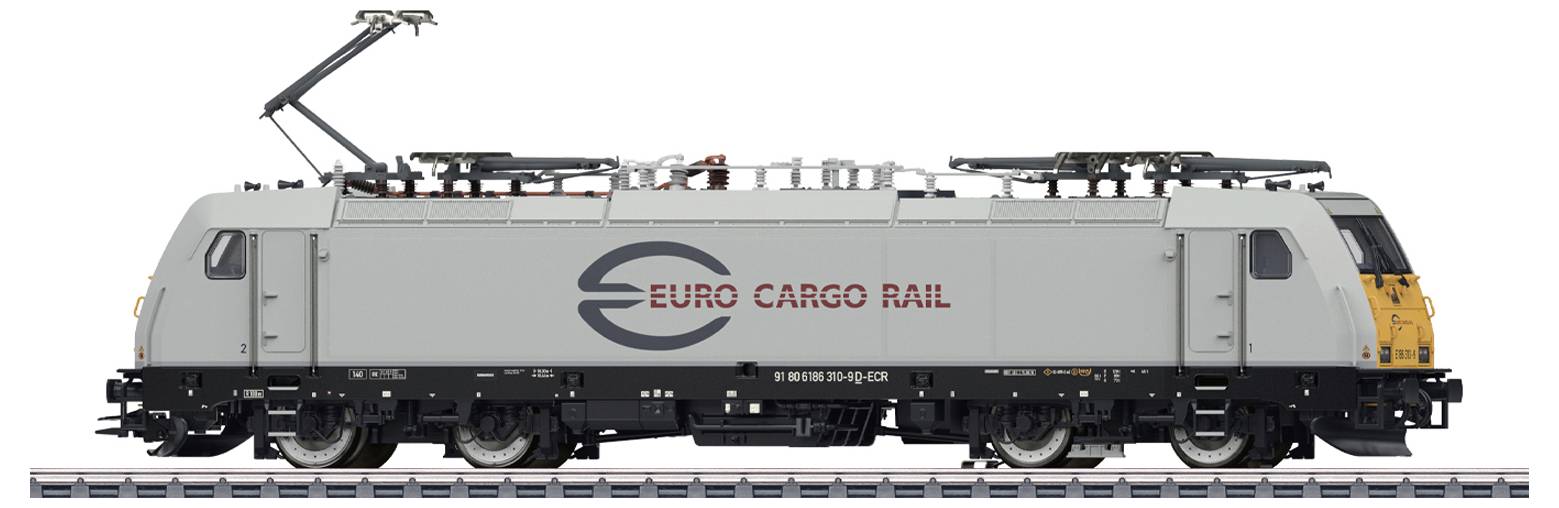 Elektrolokomotive mit Schriftzug Euro Cargo Rail, seitliche Ansicht. Graue Lackierung, Stromabnehmer oben, auf einem Gleis.