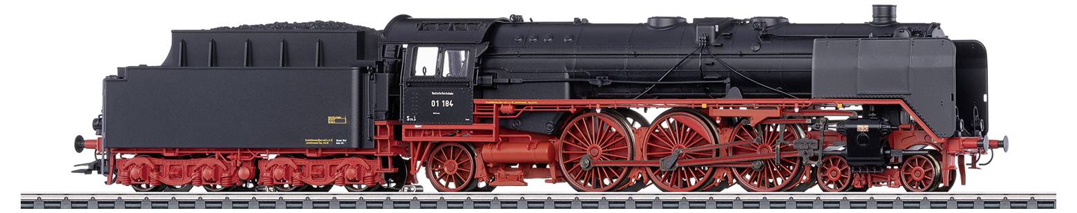 Ein Modell einer schwarzen Dampflokomotive mit roten Rädern, detailliert ausgearbeitet und auf einem Gleis platziert.