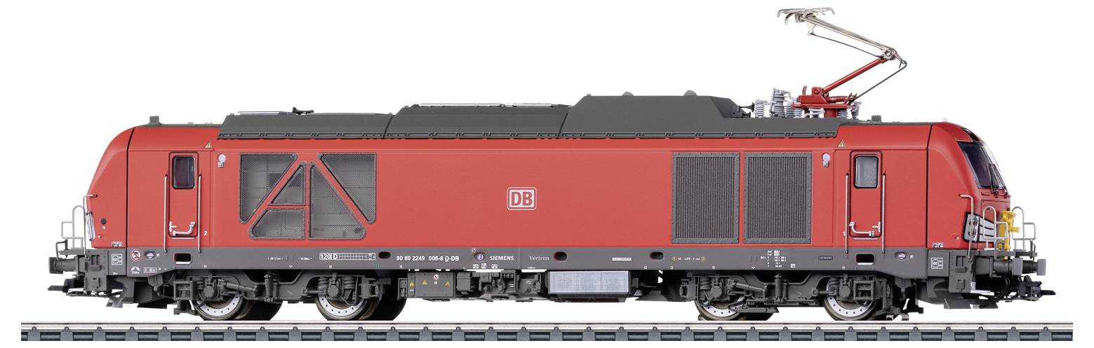 Rote Elektrolokomotive der Deutschen Bahn auf Gleis, seitliche Ansicht, mit Stromabnehmer oben.