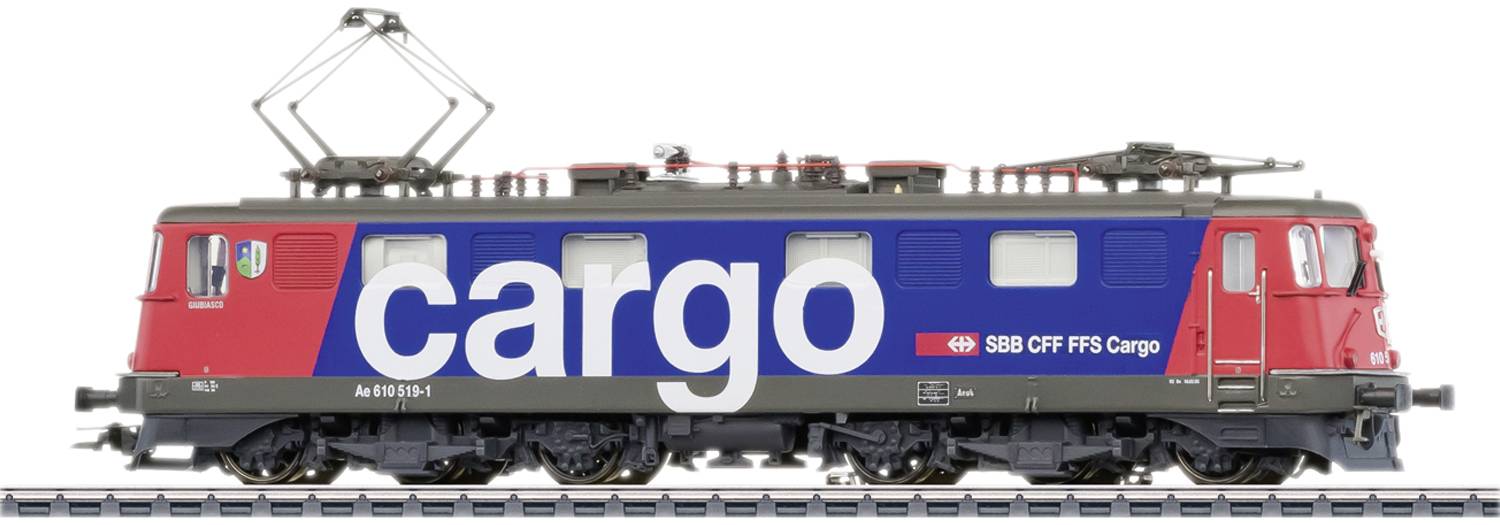 Eine Lokomotive der SBB CFF FFS Cargo steht auf einem Gleisabschnitt. Sie ist blau-rot mit dem großen Schriftzug 'cargo' an der Seite.