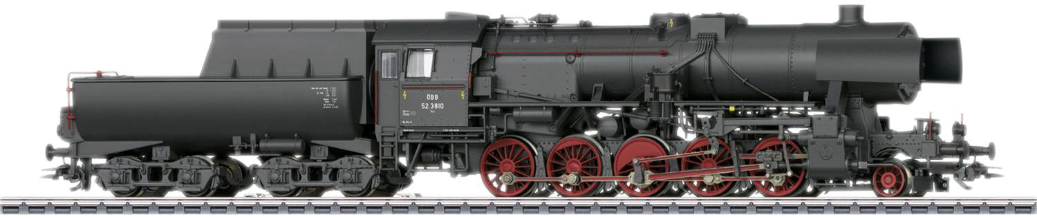 Eine schwarze Dampflokomotive mit roten Rädern steht auf Schienen. Sie hat einen robusten Aufbau und ist historisch gestaltet.